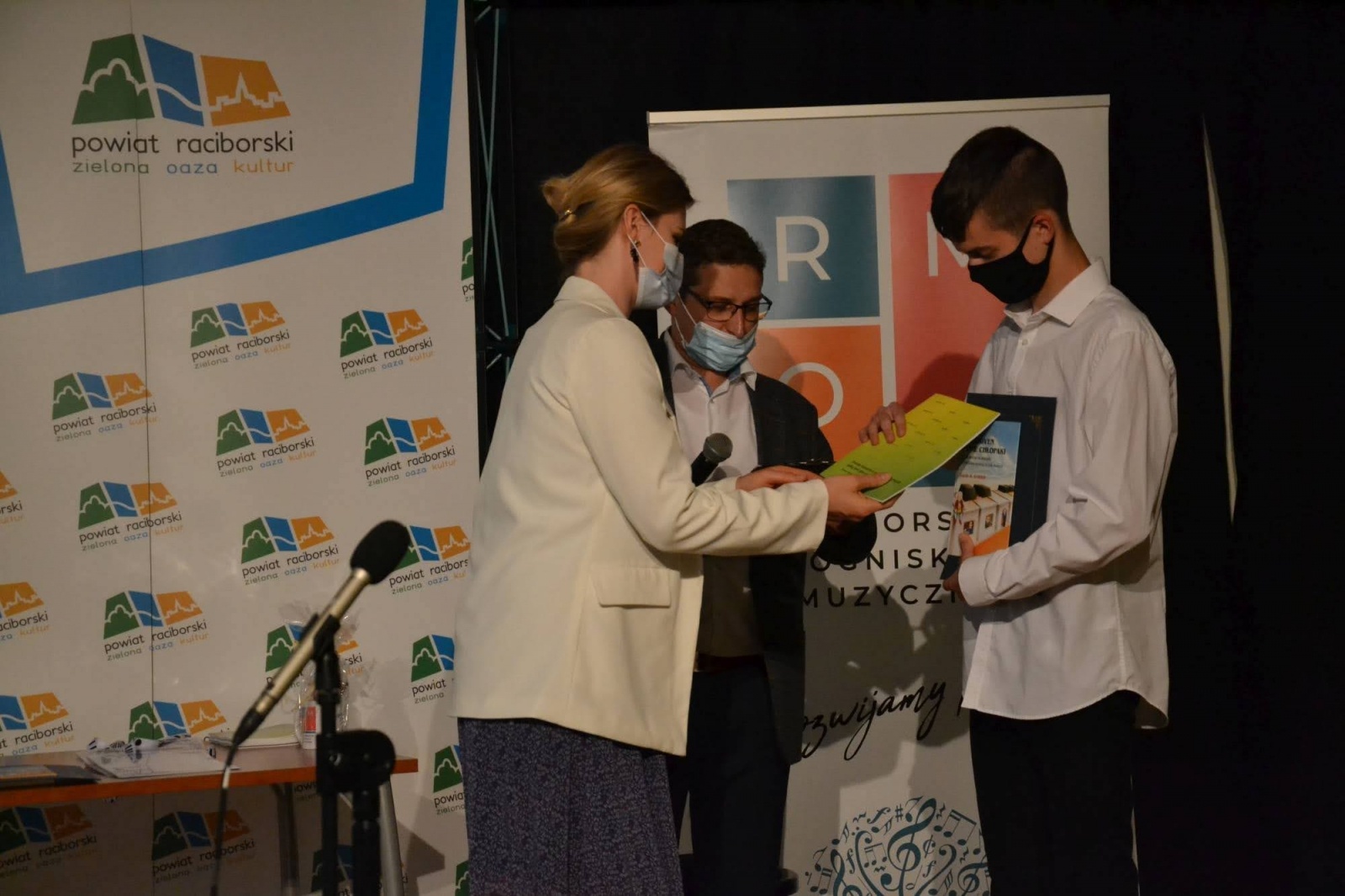 Zdjęcie w galerii na portalu naszraciborz.pl: Ognisko muzyczne zakończyło rok szkolny na zamku wiadomości z regionu