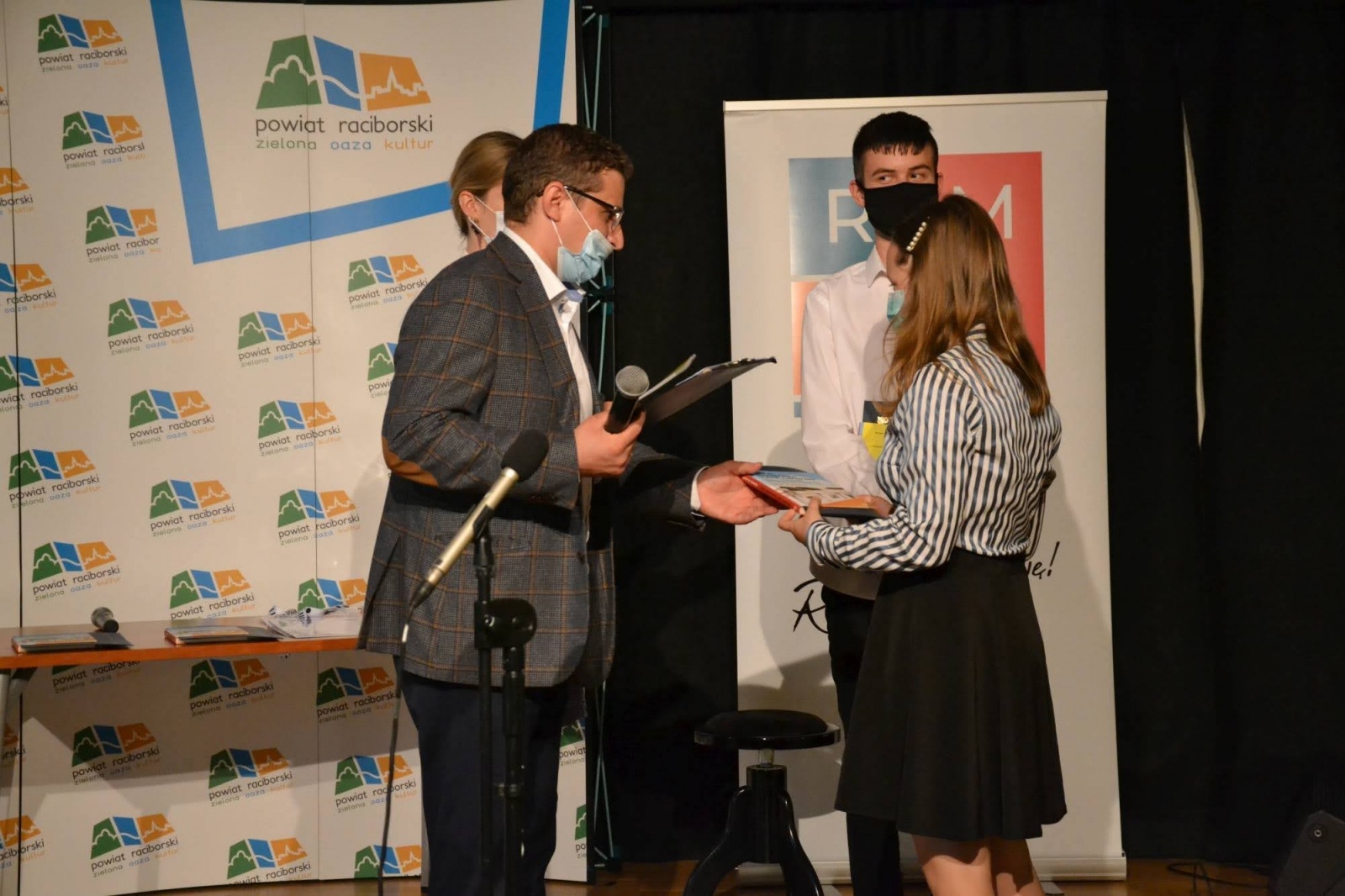 Zdjęcie w galerii na portalu naszraciborz.pl: Ognisko muzyczne zakończyło rok szkolny na zamku wiadomości z regionu