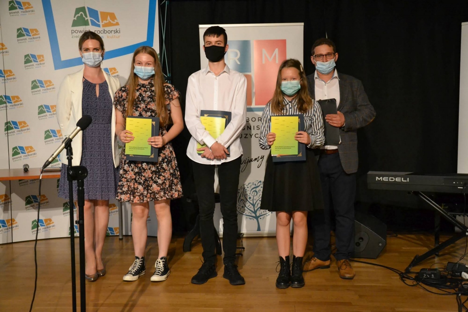 Zdjęcie w galerii na portalu naszraciborz.pl: Ognisko muzyczne zakończyło rok szkolny na zamku wiadomości z regionu