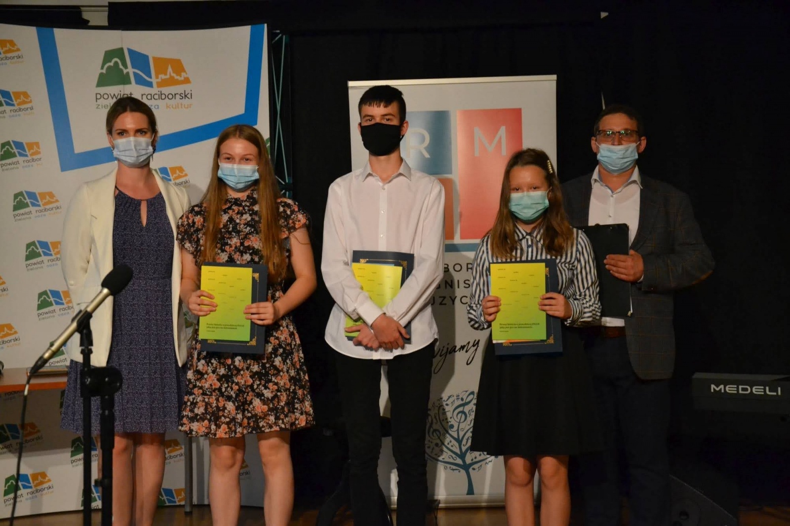 Zdjęcie w galerii na portalu naszraciborz.pl: Ognisko muzyczne zakończyło rok szkolny na zamku wiadomości z regionu