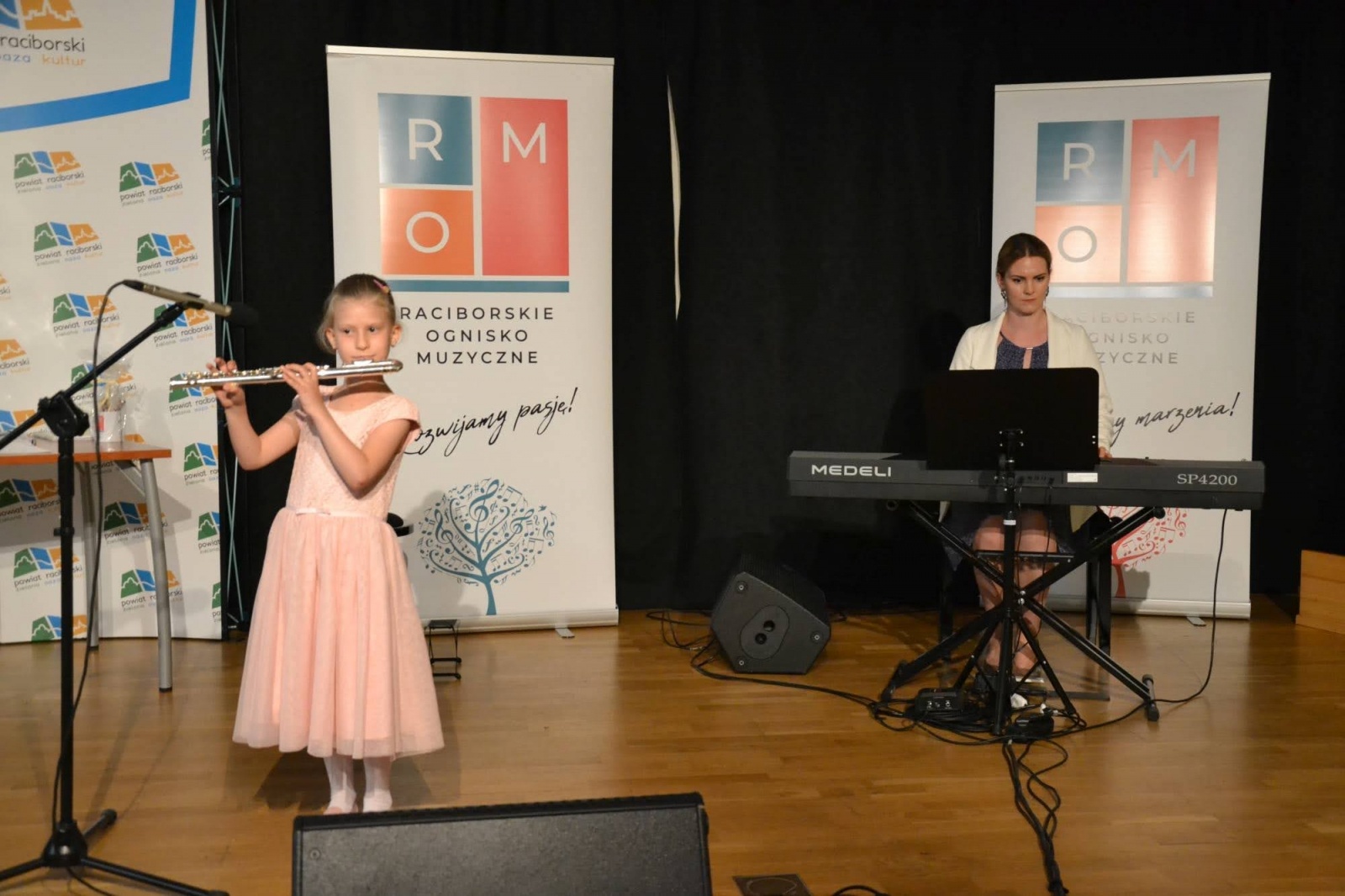 Zdjęcie w galerii na portalu naszraciborz.pl: Ognisko muzyczne zakończyło rok szkolny na zamku wiadomości z regionu