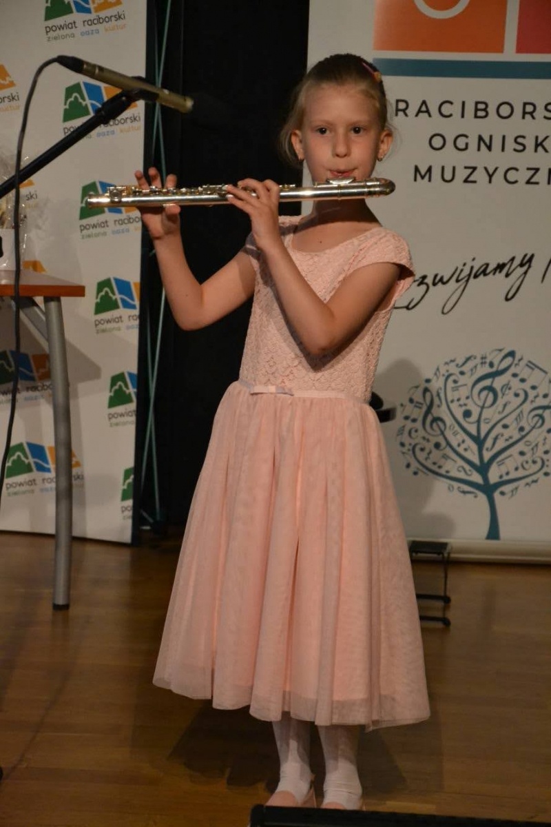 Zdjęcie w galerii na portalu naszraciborz.pl: Ognisko muzyczne zakończyło rok szkolny na zamku wiadomości z regionu