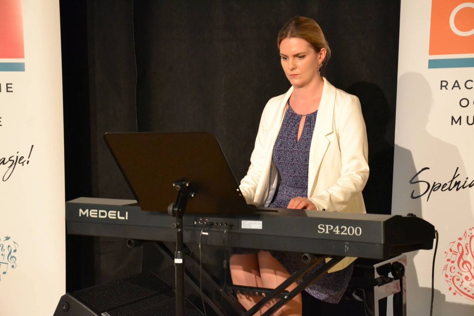 Zdjęcie w galerii na portalu naszraciborz.pl: Ognisko muzyczne zakończyło rok szkolny na zamku wiadomości z regionu