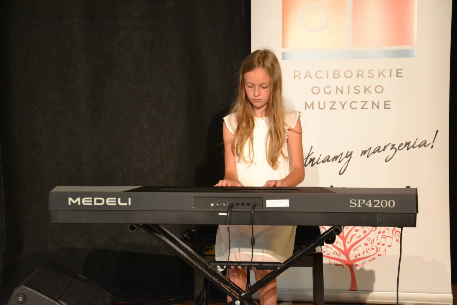 Zdjęcie w galerii na portalu naszraciborz.pl: Ognisko muzyczne zakończyło rok szkolny na zamku wiadomości z regionu