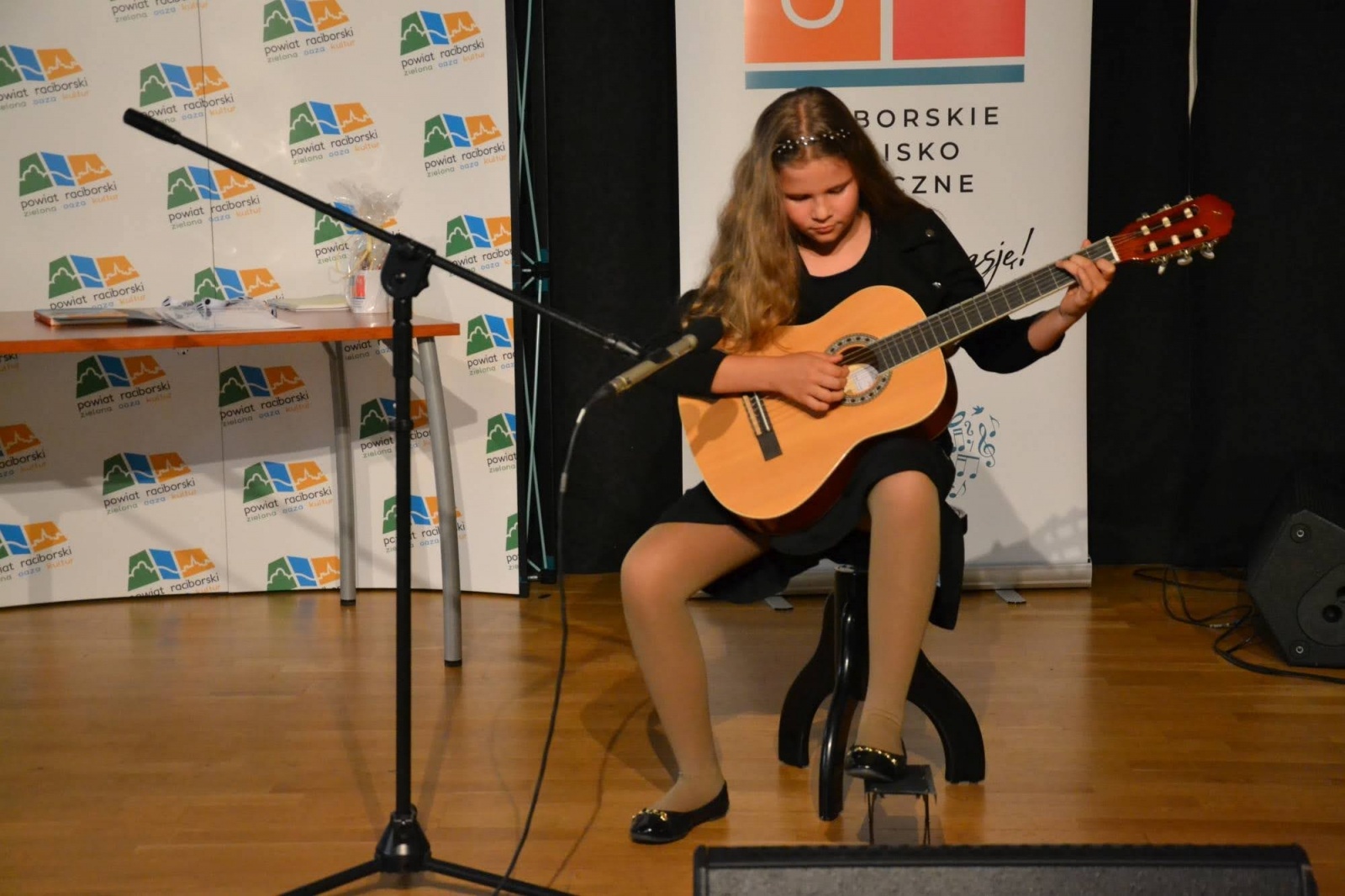 Zdjęcie w galerii na portalu naszraciborz.pl: Ognisko muzyczne zakończyło rok szkolny na zamku wiadomości z regionu