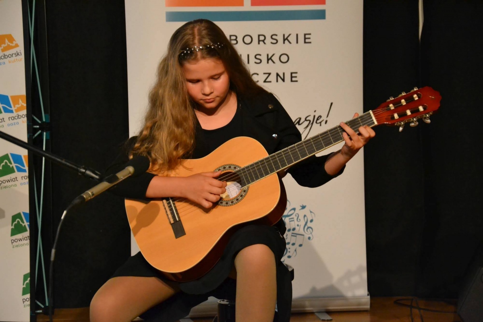 Zdjęcie w galerii na portalu naszraciborz.pl: Ognisko muzyczne zakończyło rok szkolny na zamku wiadomości z regionu