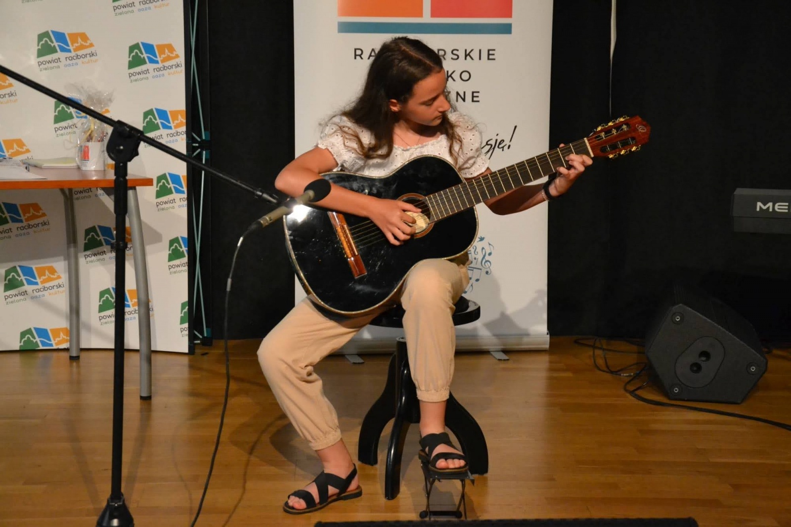 Zdjęcie w galerii na portalu naszraciborz.pl: Ognisko muzyczne zakończyło rok szkolny na zamku wiadomości z regionu