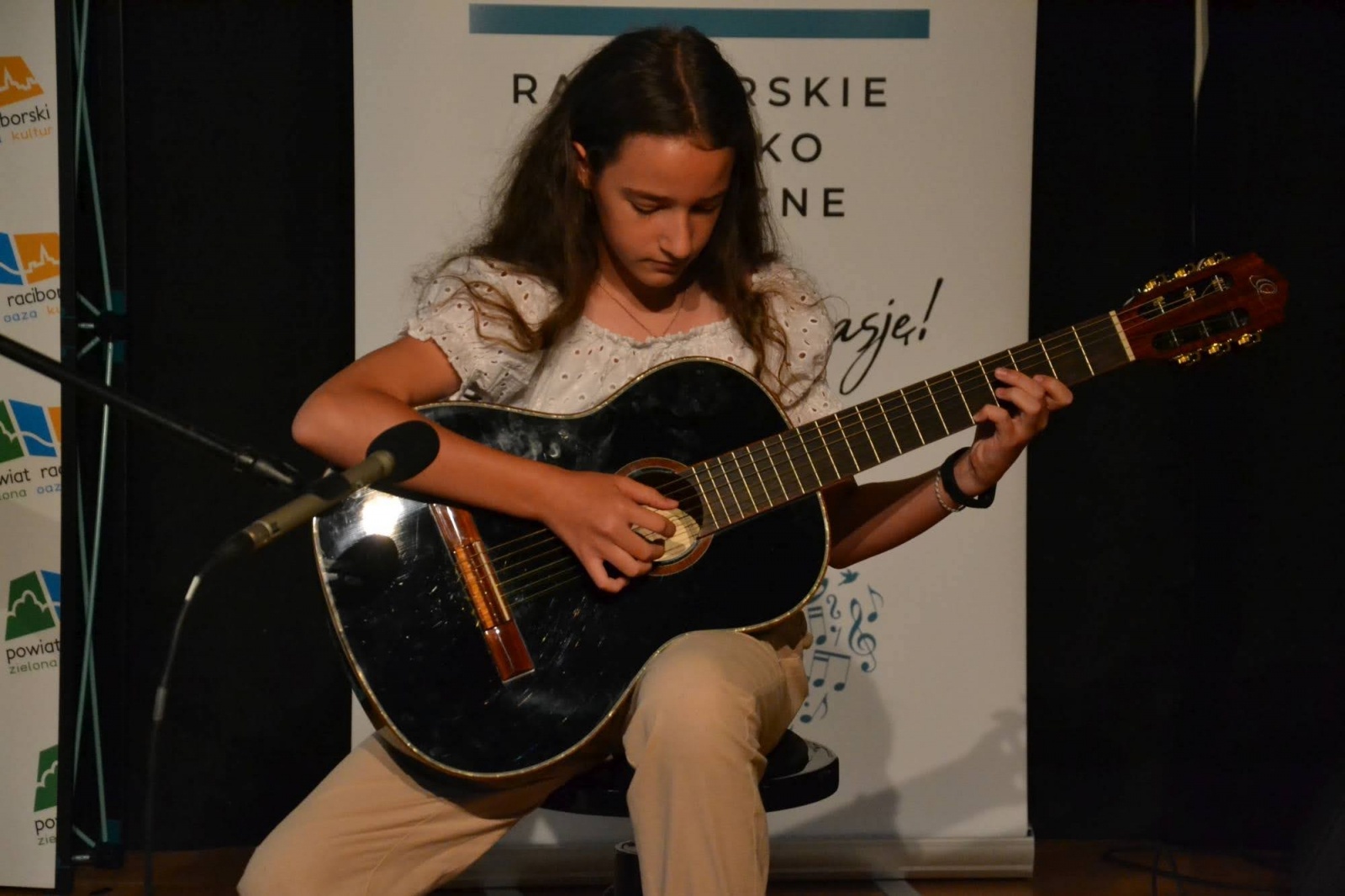 Zdjęcie w galerii na portalu naszraciborz.pl: Ognisko muzyczne zakończyło rok szkolny na zamku wiadomości z regionu