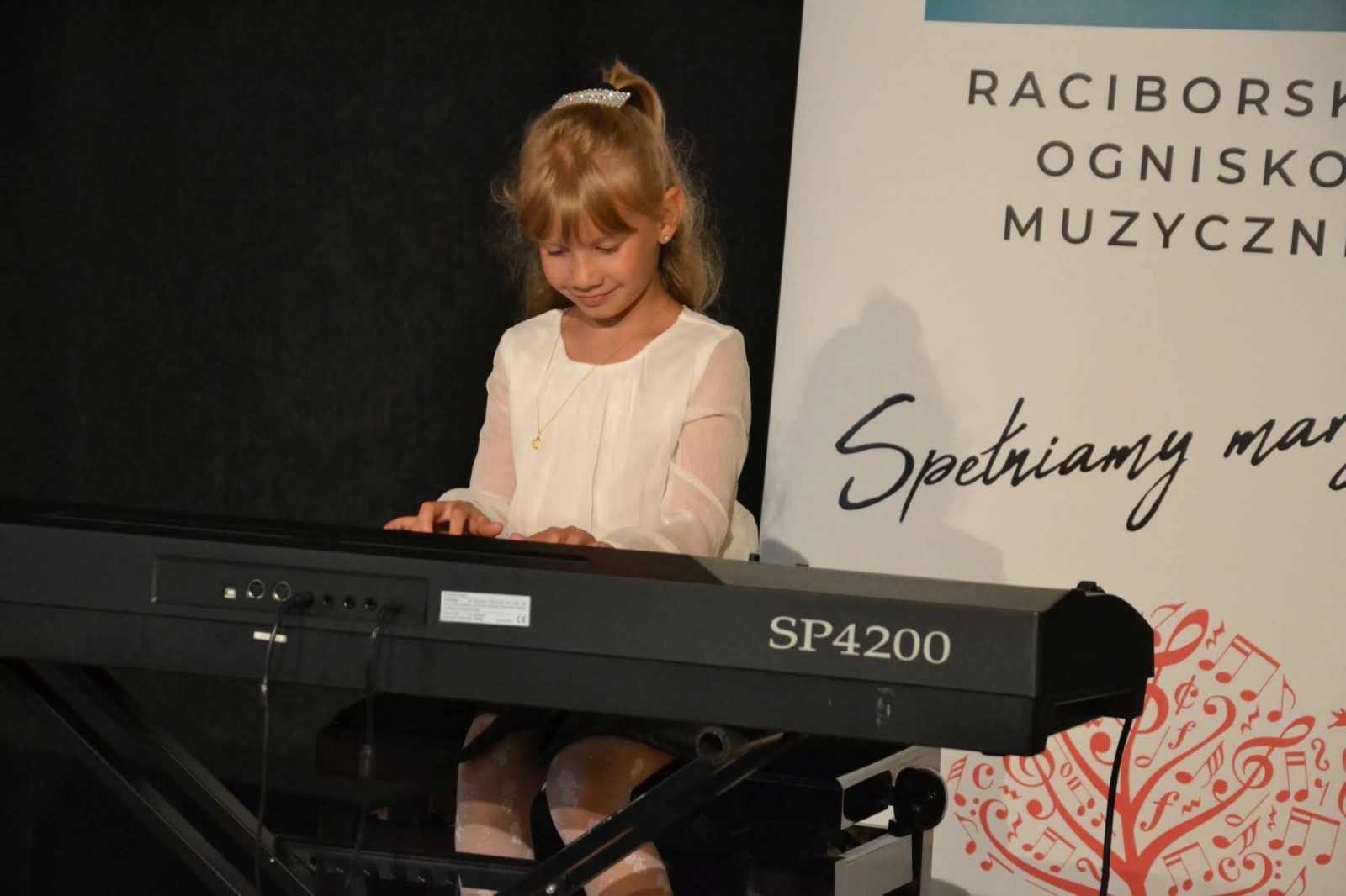 Zdjęcie w galerii na portalu naszraciborz.pl: Ognisko muzyczne zakończyło rok szkolny na zamku wiadomości z regionu