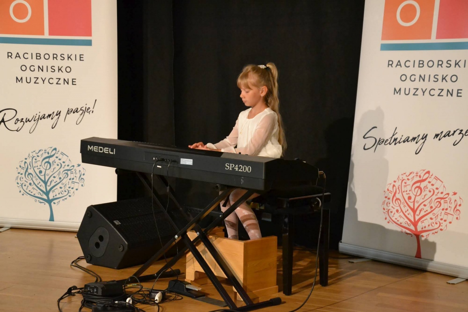 Zdjęcie w galerii na portalu naszraciborz.pl: Ognisko muzyczne zakończyło rok szkolny na zamku wiadomości z regionu