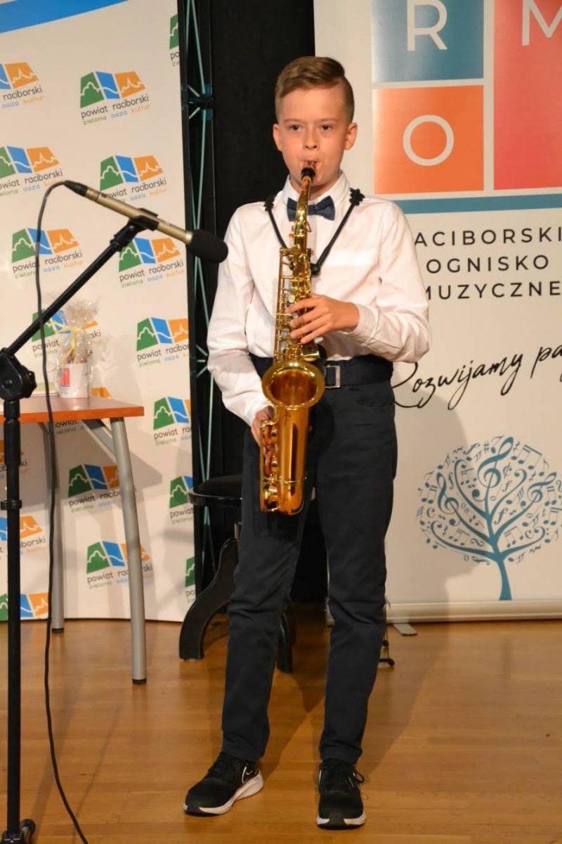 Zdjęcie w galerii na portalu naszraciborz.pl: Ognisko muzyczne zakończyło rok szkolny na zamku wiadomości z regionu
