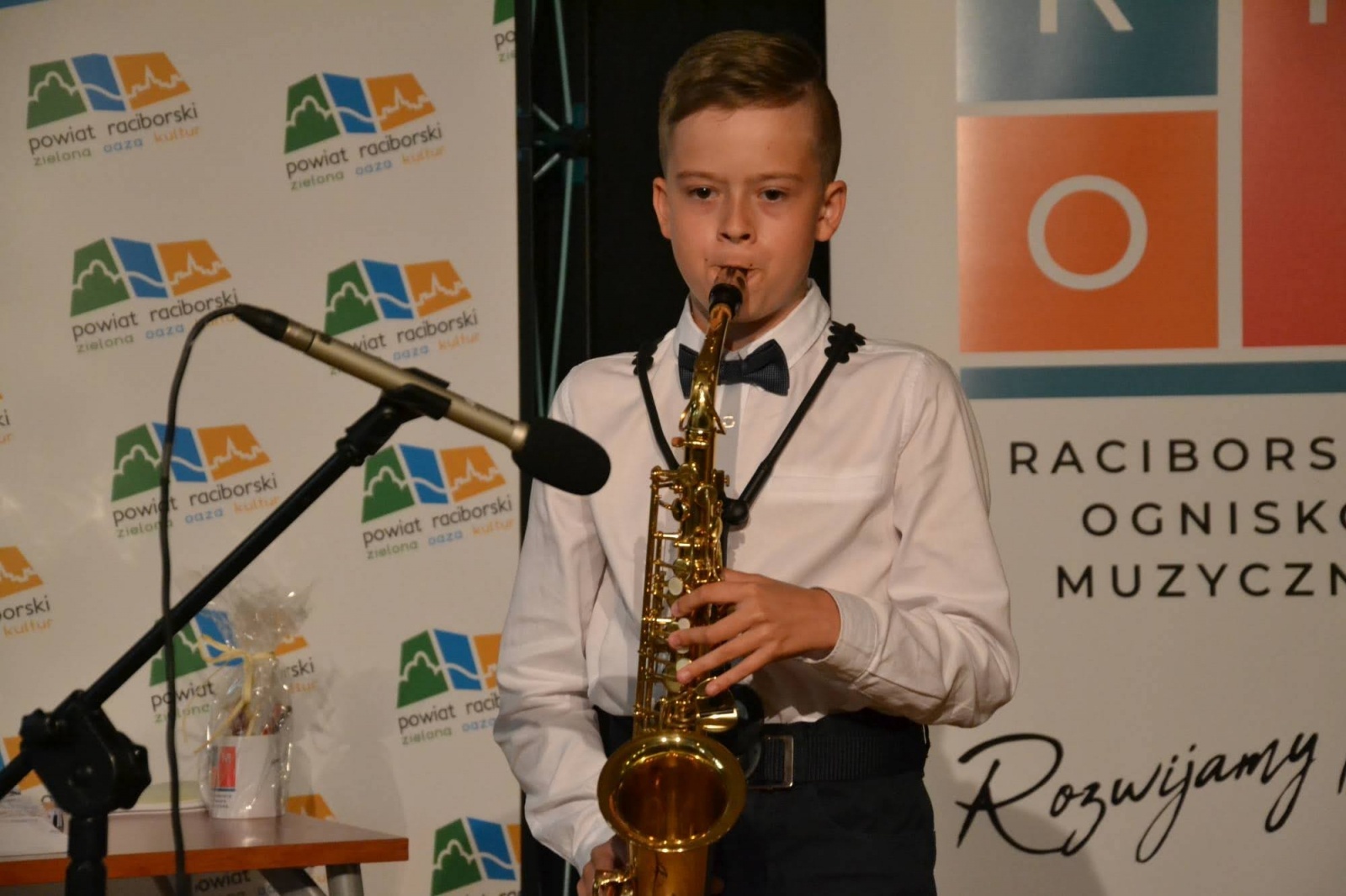 Zdjęcie w galerii na portalu naszraciborz.pl: Ognisko muzyczne zakończyło rok szkolny na zamku wiadomości z regionu