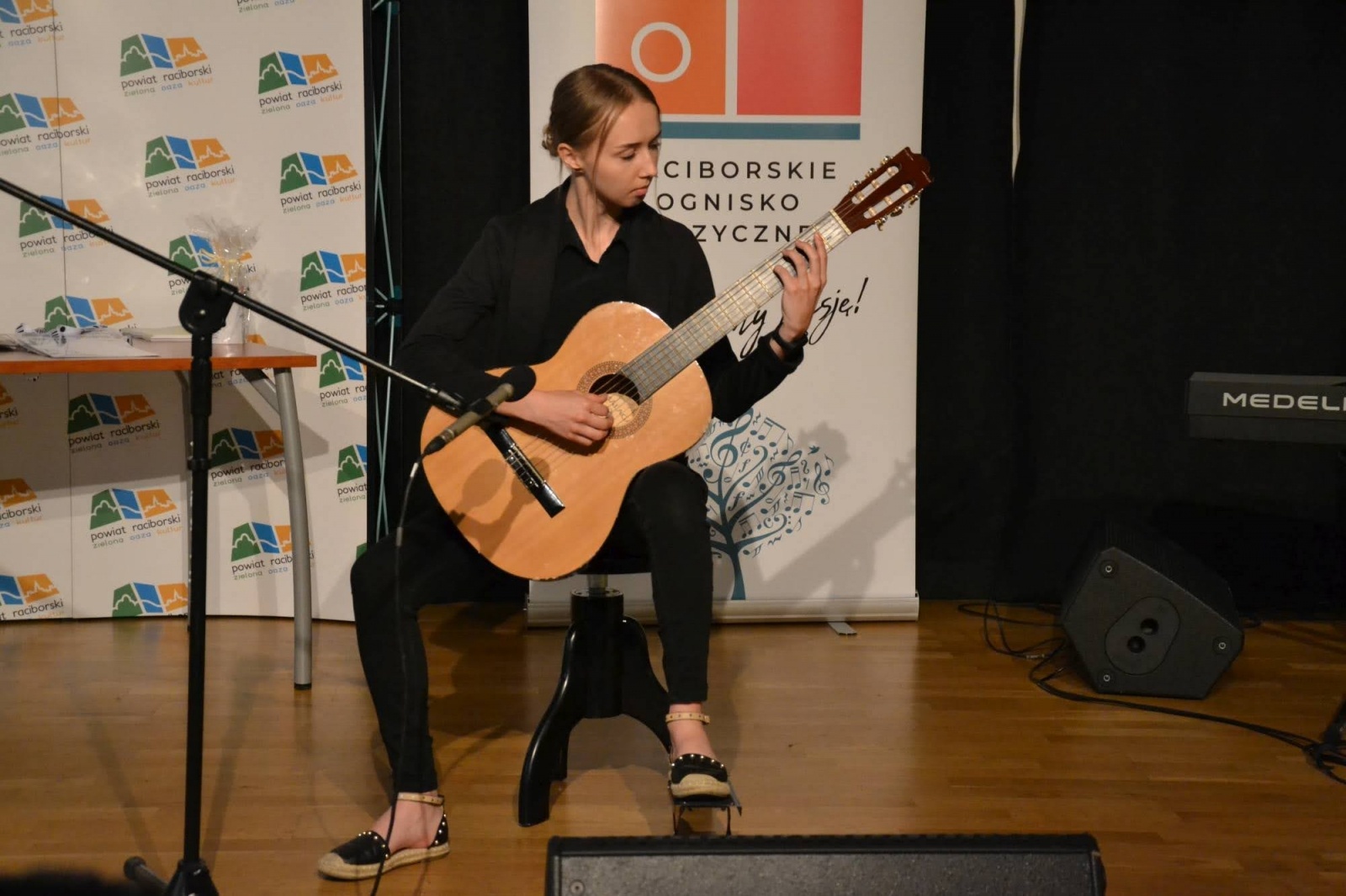Zdjęcie w galerii na portalu naszraciborz.pl: Ognisko muzyczne zakończyło rok szkolny na zamku wiadomości z regionu