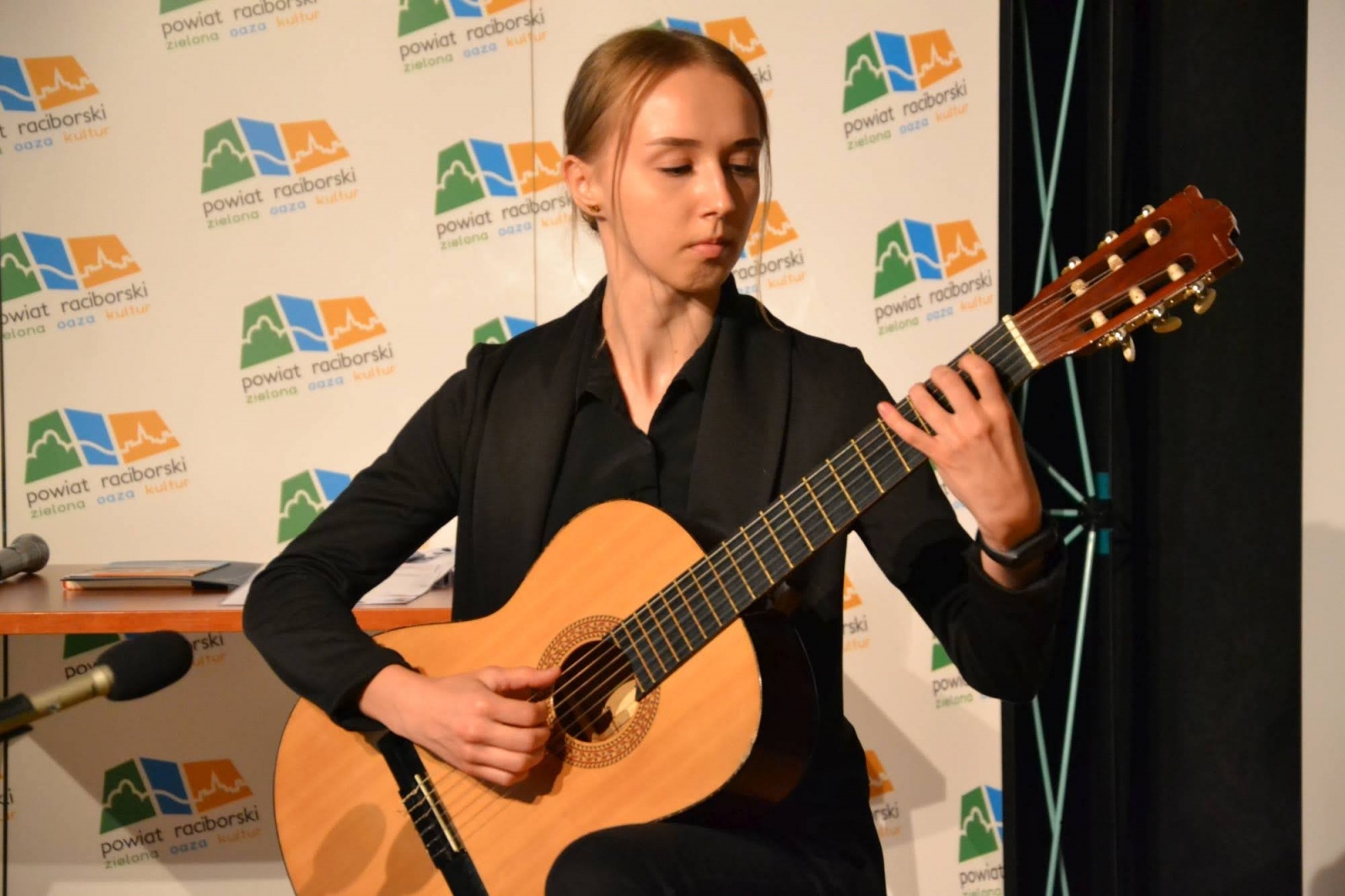 Zdjęcie w galerii na portalu naszraciborz.pl: Ognisko muzyczne zakończyło rok szkolny na zamku wiadomości z regionu