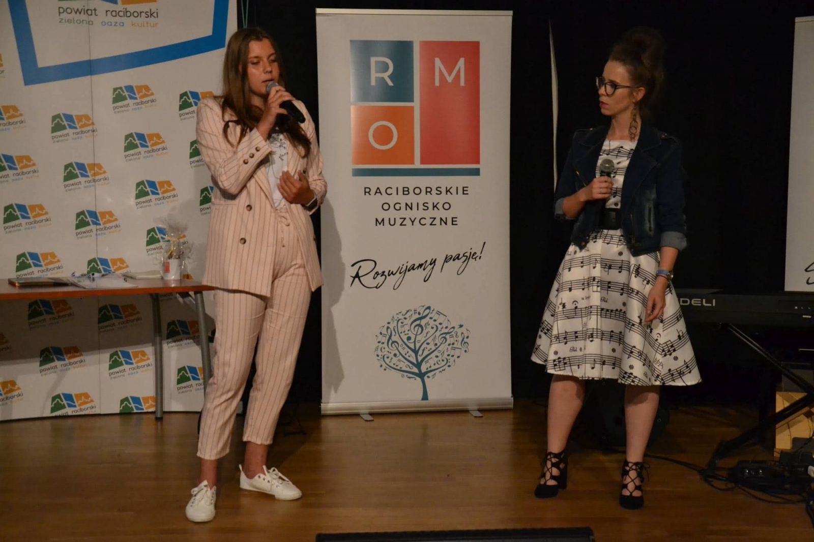 Zdjęcie w galerii na portalu naszraciborz.pl: Ognisko muzyczne zakończyło rok szkolny na zamku wiadomości z regionu