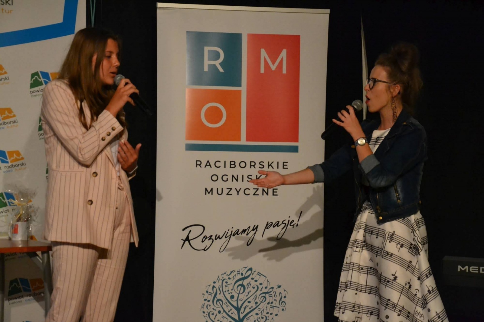 Zdjęcie w galerii na portalu naszraciborz.pl: Ognisko muzyczne zakończyło rok szkolny na zamku wiadomości z regionu