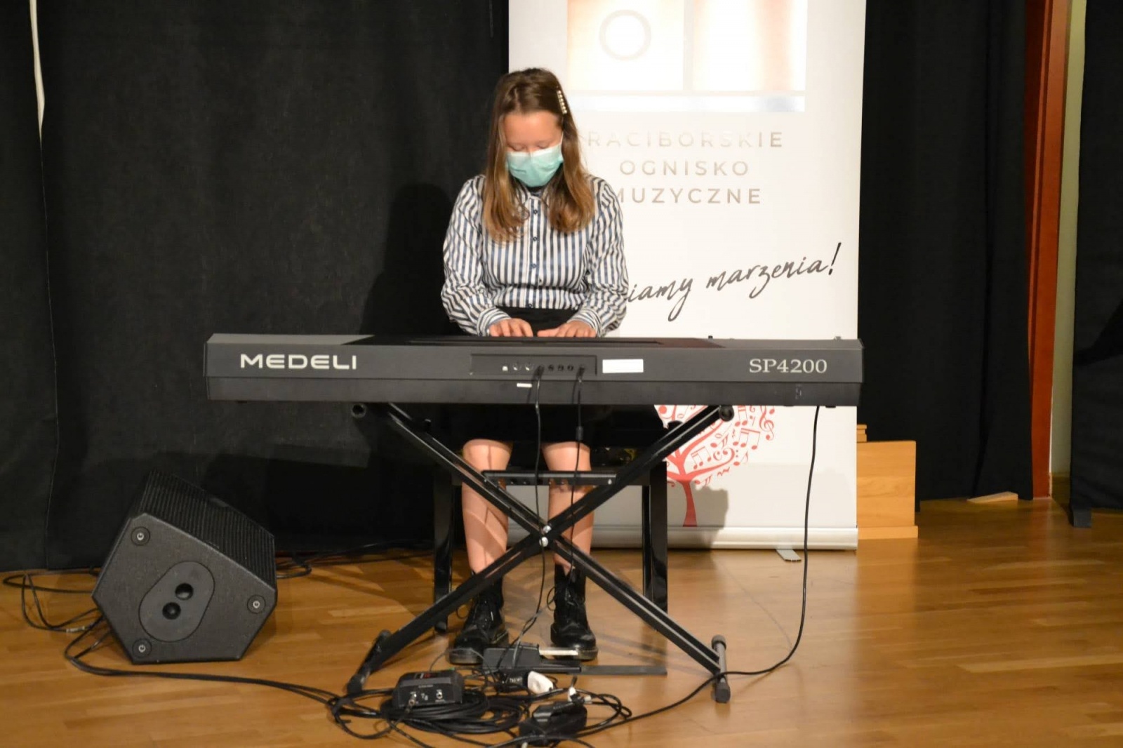 Zdjęcie w galerii na portalu naszraciborz.pl: Ognisko muzyczne zakończyło rok szkolny na zamku wiadomości z regionu