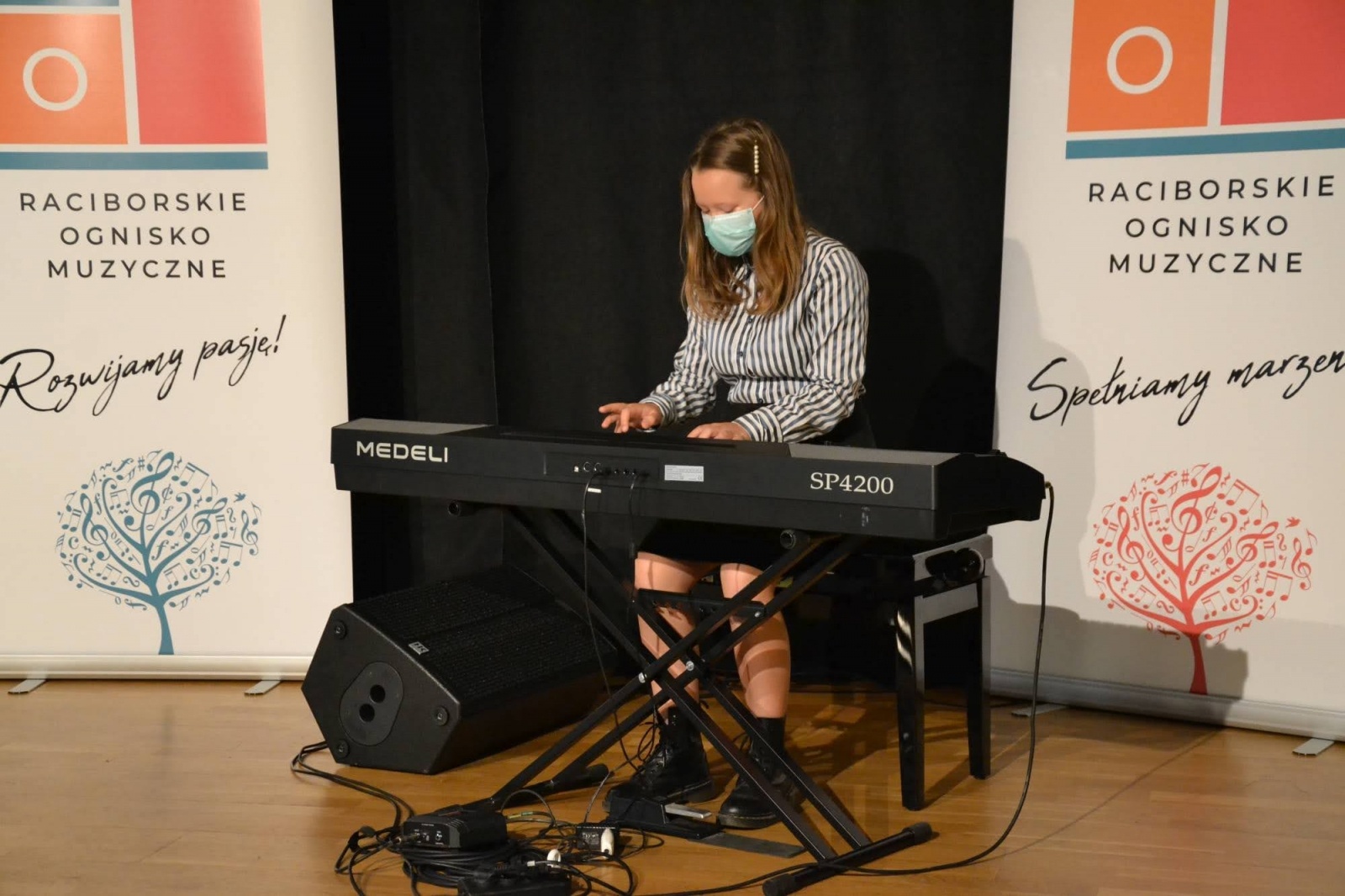 Zdjęcie w galerii na portalu naszraciborz.pl: Ognisko muzyczne zakończyło rok szkolny na zamku wiadomości z regionu