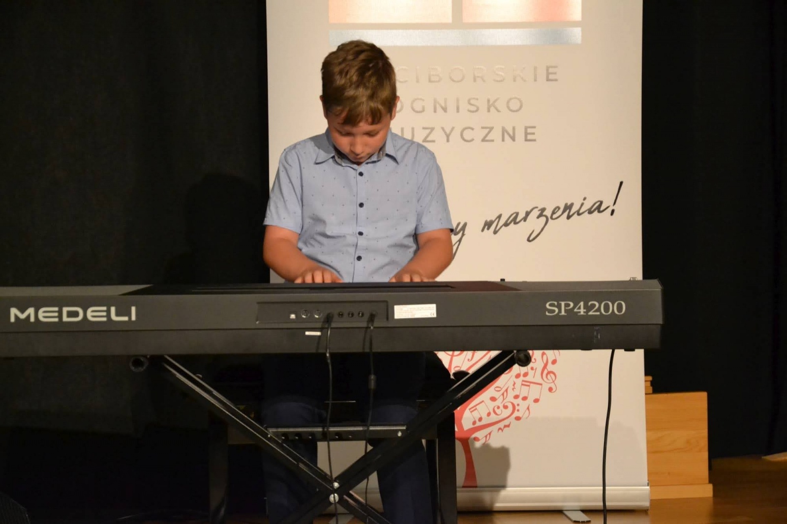 Zdjęcie w galerii na portalu naszraciborz.pl: Ognisko muzyczne zakończyło rok szkolny na zamku wiadomości z regionu