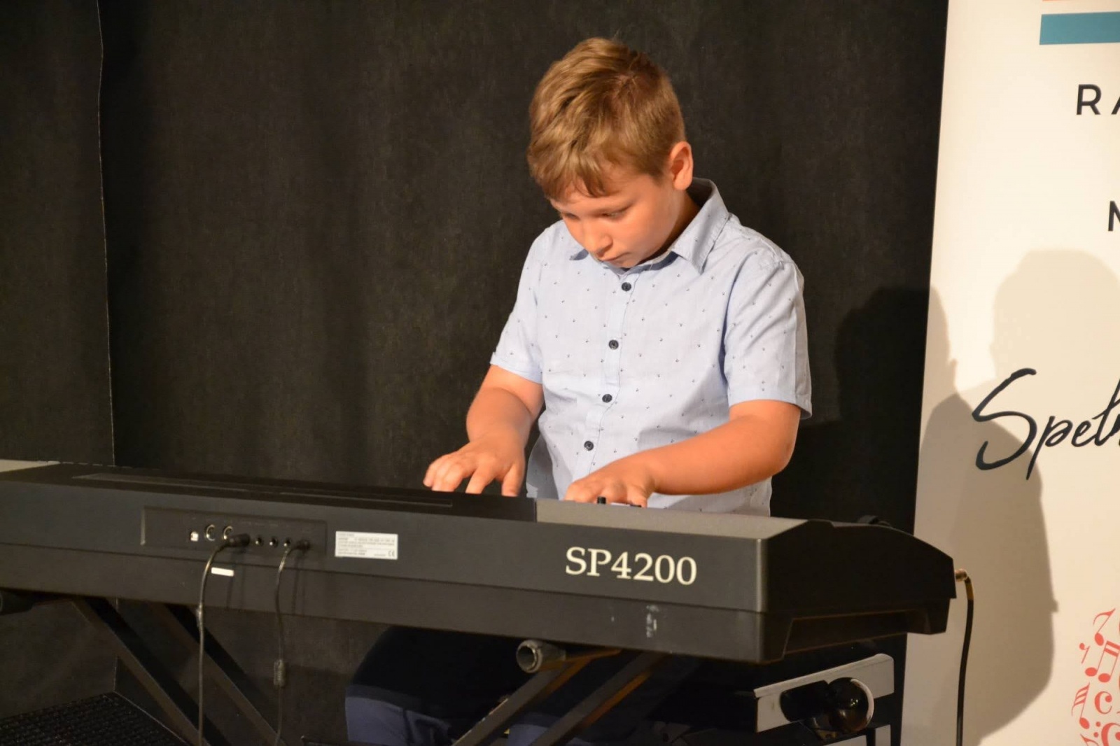 Zdjęcie w galerii na portalu naszraciborz.pl: Ognisko muzyczne zakończyło rok szkolny na zamku wiadomości z regionu