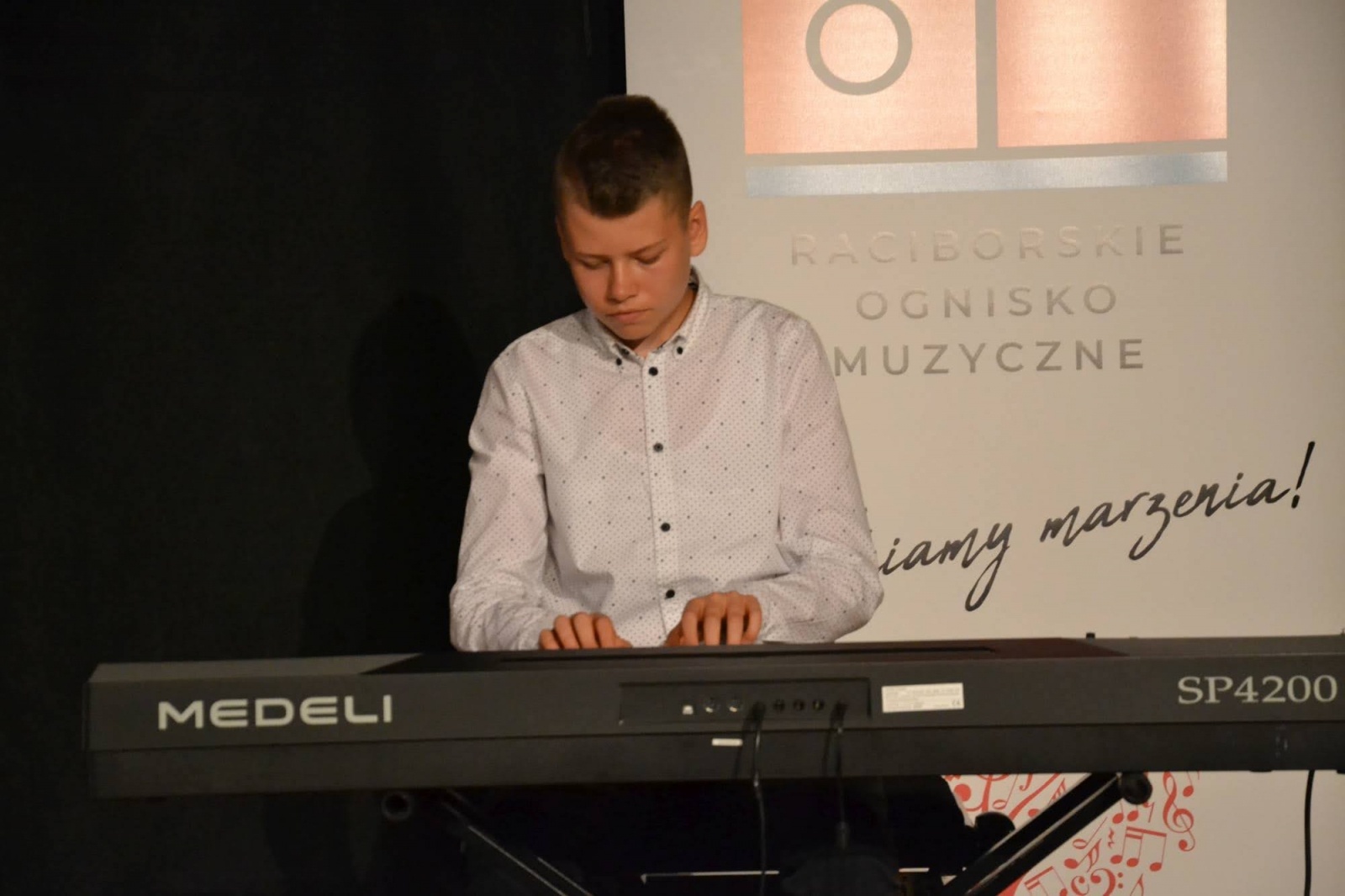 Zdjęcie w galerii na portalu naszraciborz.pl: Ognisko muzyczne zakończyło rok szkolny na zamku wiadomości z regionu