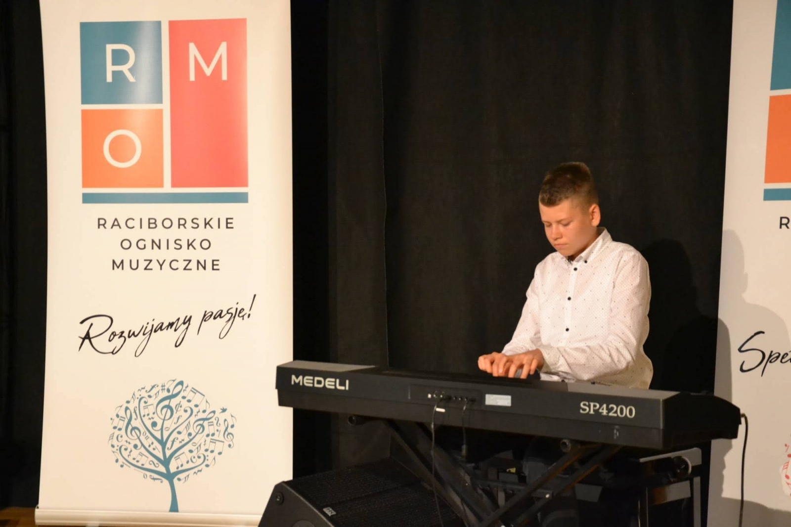 Zdjęcie w galerii na portalu naszraciborz.pl: Ognisko muzyczne zakończyło rok szkolny na zamku wiadomości z regionu