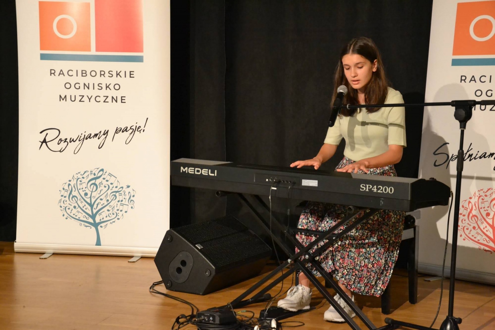 Zdjęcie w galerii na portalu naszraciborz.pl: Ognisko muzyczne zakończyło rok szkolny na zamku wiadomości z regionu