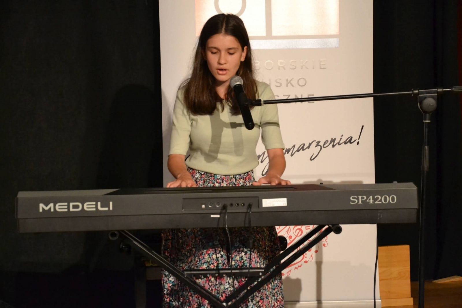 Zdjęcie w galerii na portalu naszraciborz.pl: Ognisko muzyczne zakończyło rok szkolny na zamku wiadomości z regionu