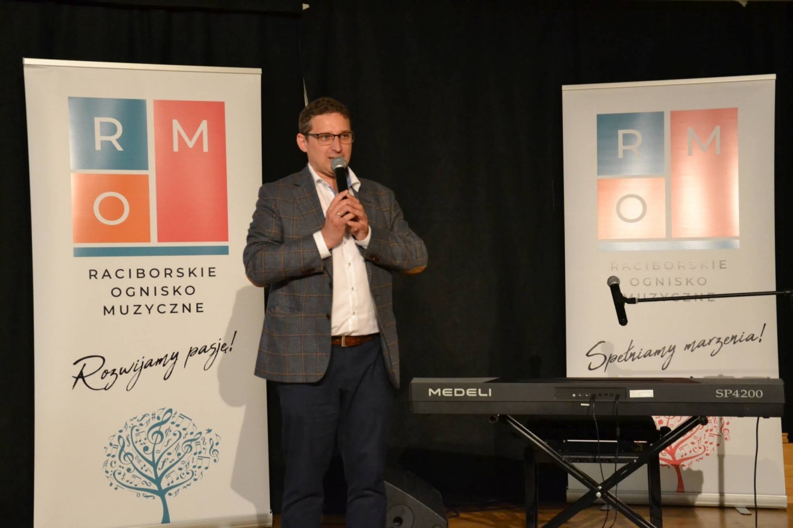 Zdjęcie w galerii na portalu naszraciborz.pl: Ognisko muzyczne zakończyło rok szkolny na zamku wiadomości z regionu