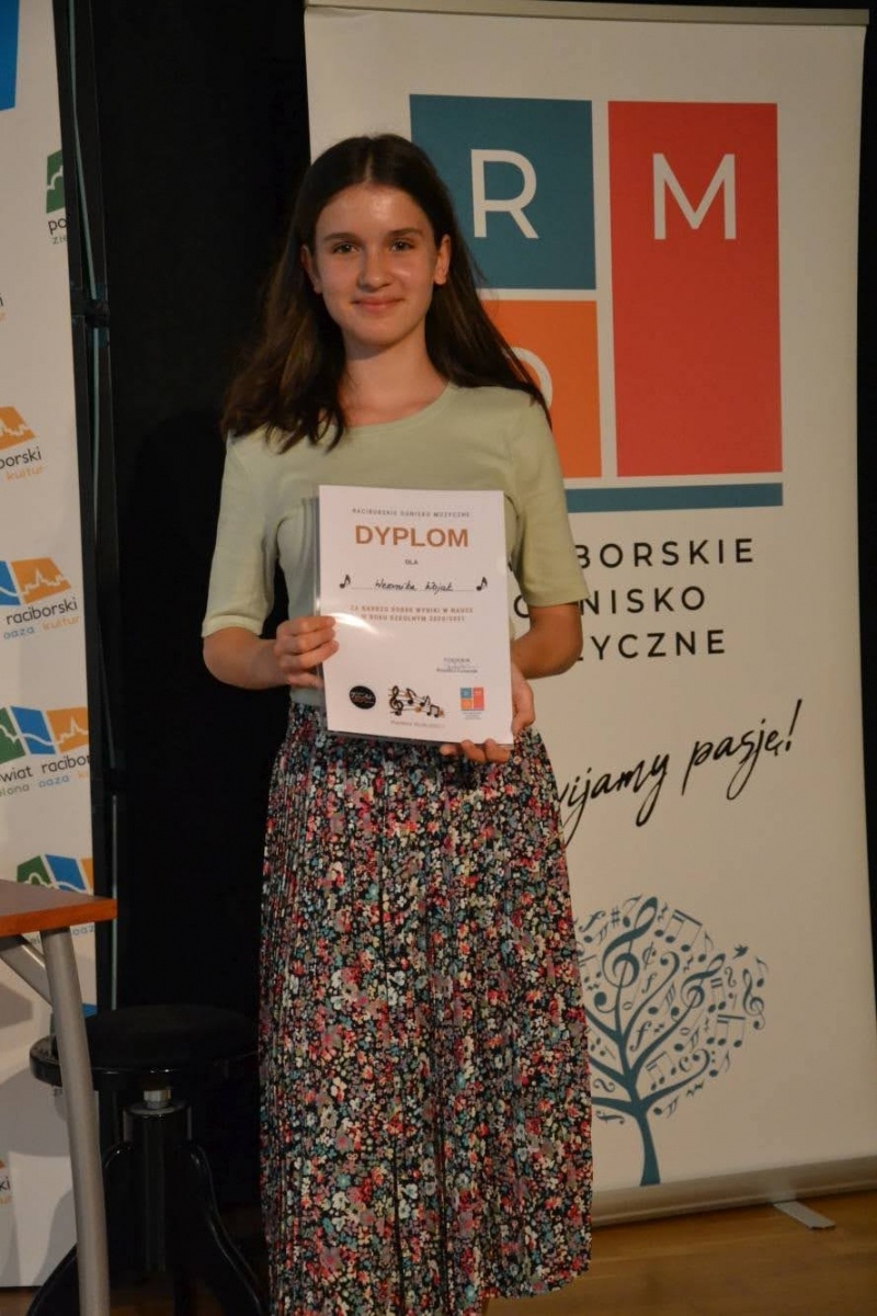 Zdjęcie w galerii na portalu naszraciborz.pl: Ognisko muzyczne zakończyło rok szkolny na zamku wiadomości z regionu