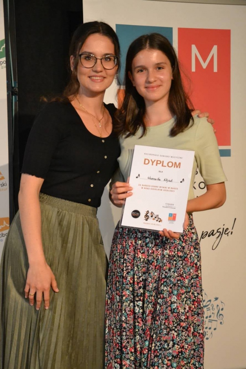 Zdjęcie w galerii na portalu naszraciborz.pl: Ognisko muzyczne zakończyło rok szkolny na zamku wiadomości z regionu