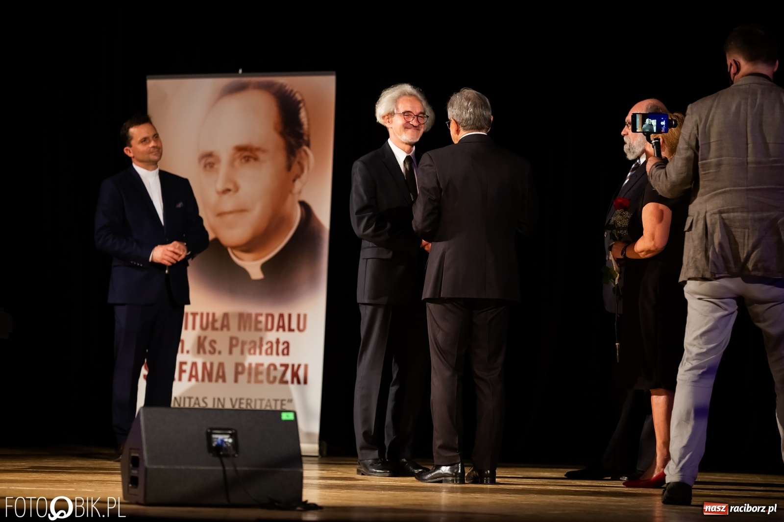 Zdjęcie w galerii na portalu naszraciborz.pl: UNITAS IN VERITATE. Wręczono medale im. Ks. Stefana Pieczki wiadomości z regionu