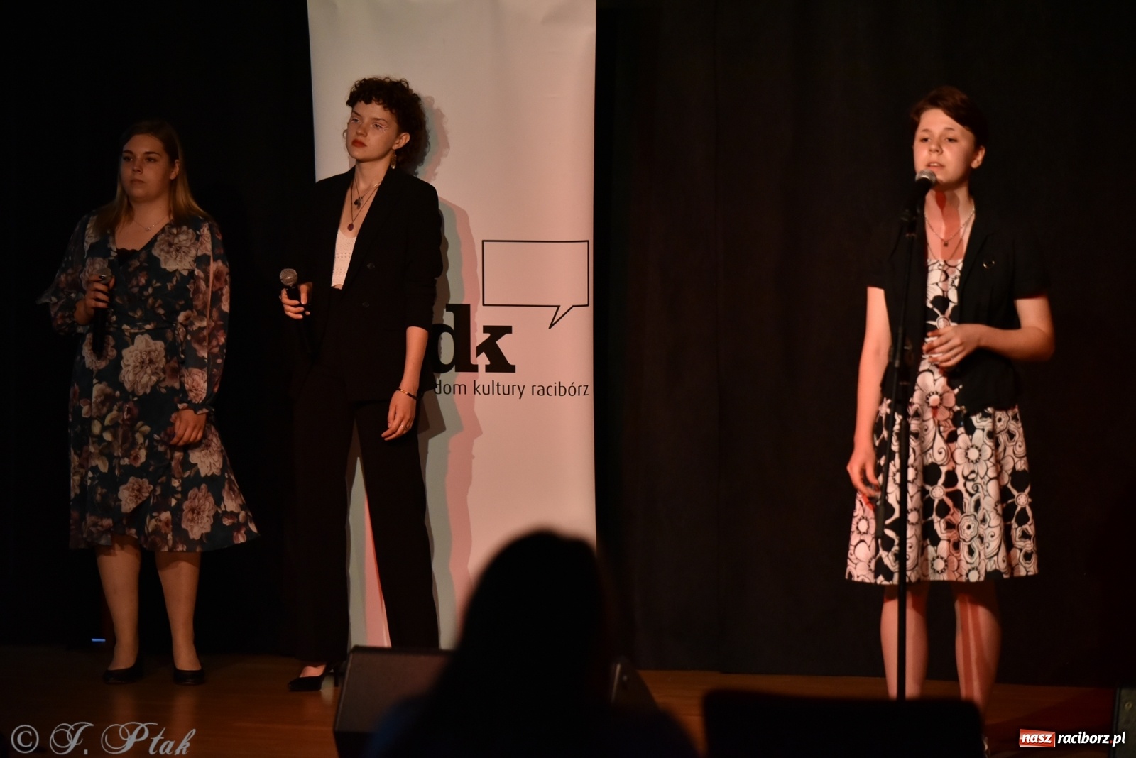 Zdjęcie w galerii na portalu naszraciborz.pl: MDK. Śpiew nocy letniej wiadomości z regionu