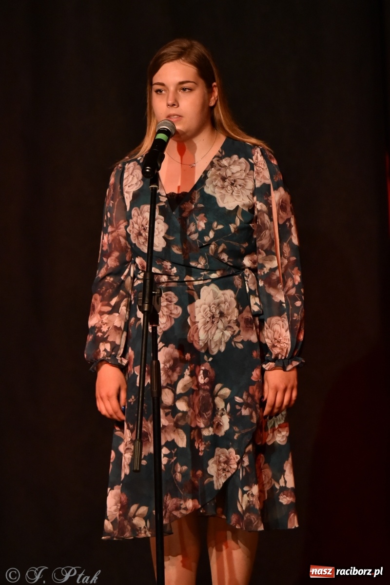 Zdjęcie w galerii na portalu naszraciborz.pl: MDK. Śpiew nocy letniej wiadomości z regionu