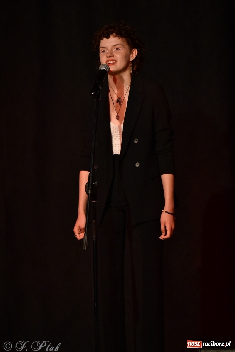 Zdjęcie w galerii na portalu naszraciborz.pl: MDK. Śpiew nocy letniej wiadomości z regionu