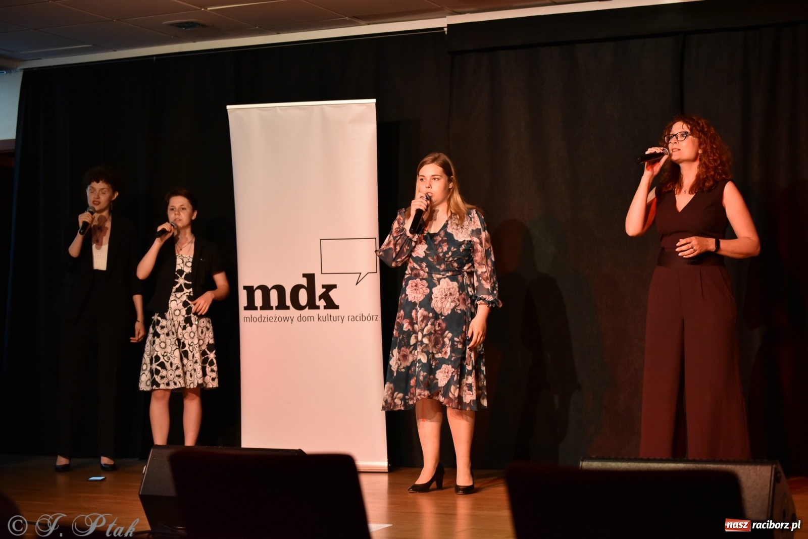 Zdjęcie w galerii na portalu naszraciborz.pl: MDK. Śpiew nocy letniej wiadomości z regionu