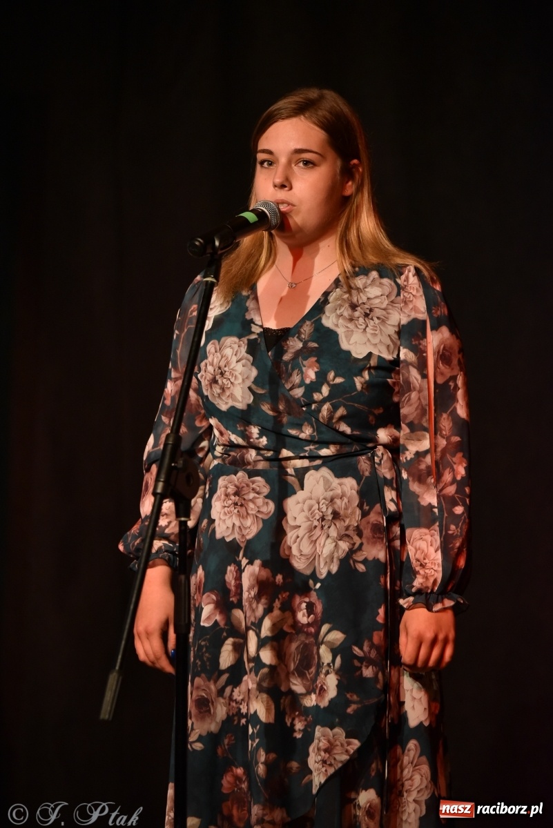 Zdjęcie w galerii na portalu naszraciborz.pl: MDK. Śpiew nocy letniej wiadomości z regionu