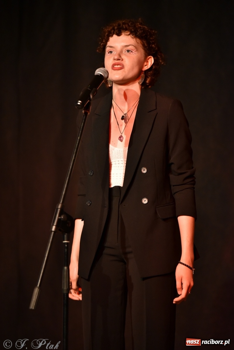 Zdjęcie w galerii na portalu naszraciborz.pl: MDK. Śpiew nocy letniej wiadomości z regionu