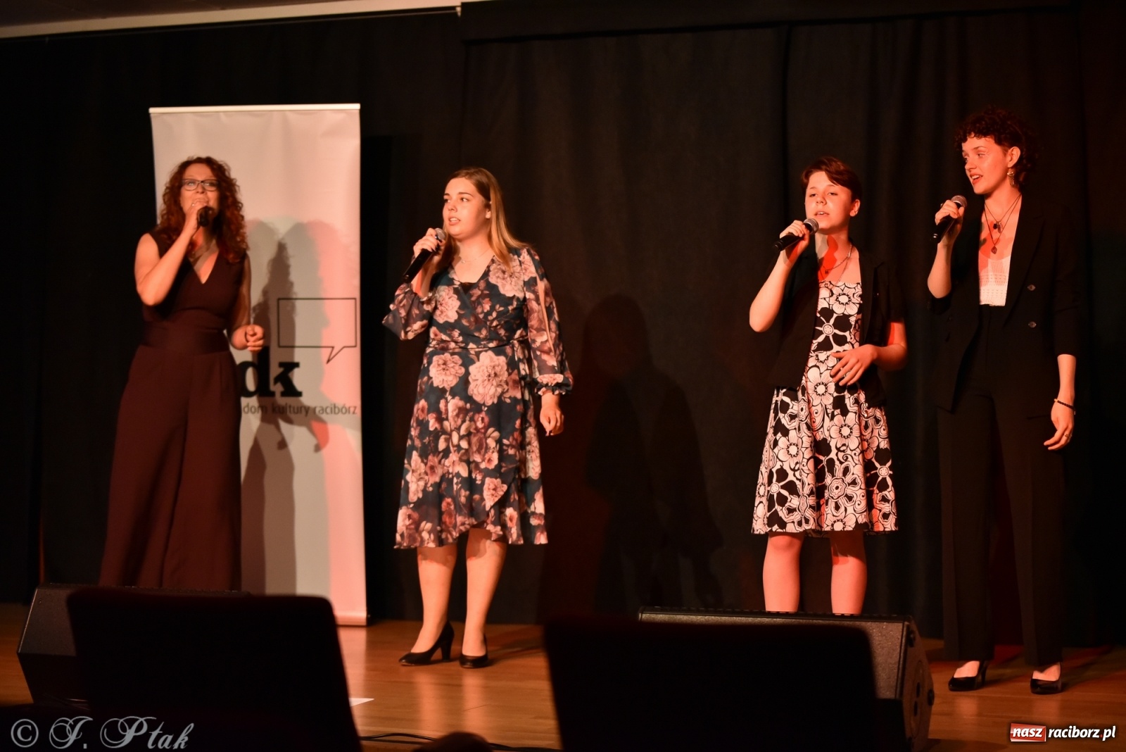 Zdjęcie w galerii na portalu naszraciborz.pl: MDK. Śpiew nocy letniej wiadomości z regionu