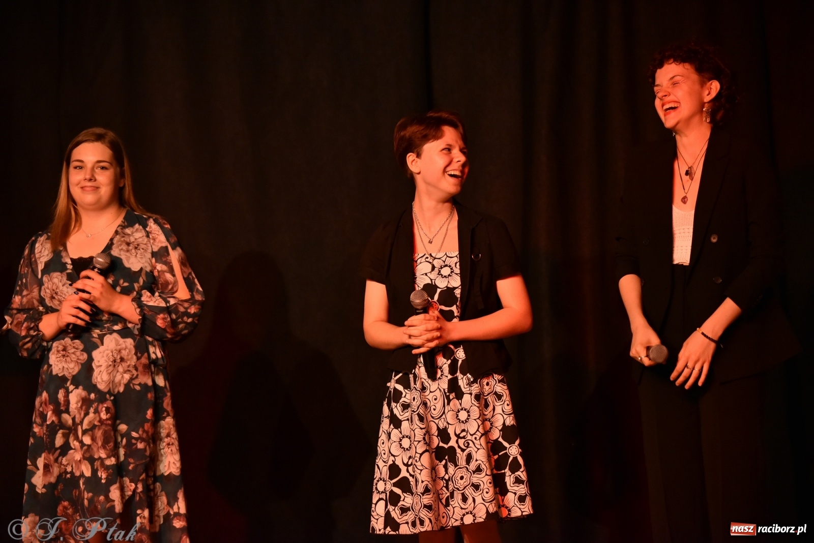 Zdjęcie w galerii na portalu naszraciborz.pl: MDK. Śpiew nocy letniej wiadomości z regionu