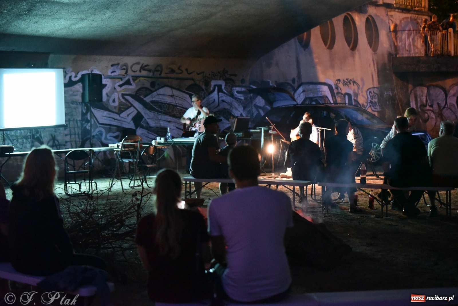 Zdjęcie w galerii na portalu naszraciborz.pl: Około czterdzieści pływadeł wystartuje jutro spod zamku [WIDEO] wiadomości z regionu