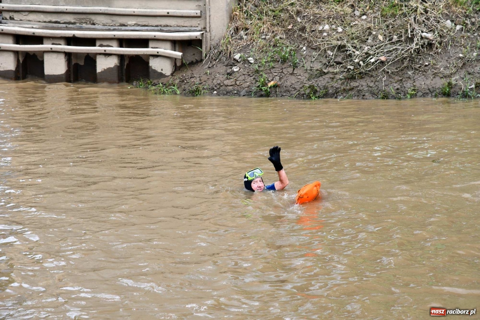 Zdjęcie w galerii na portalu naszraciborz.pl: Ahoj przygodo! Trzydzieści pływadeł ruszyło do Kędzierzyna-Koźla wiadomości z regionu