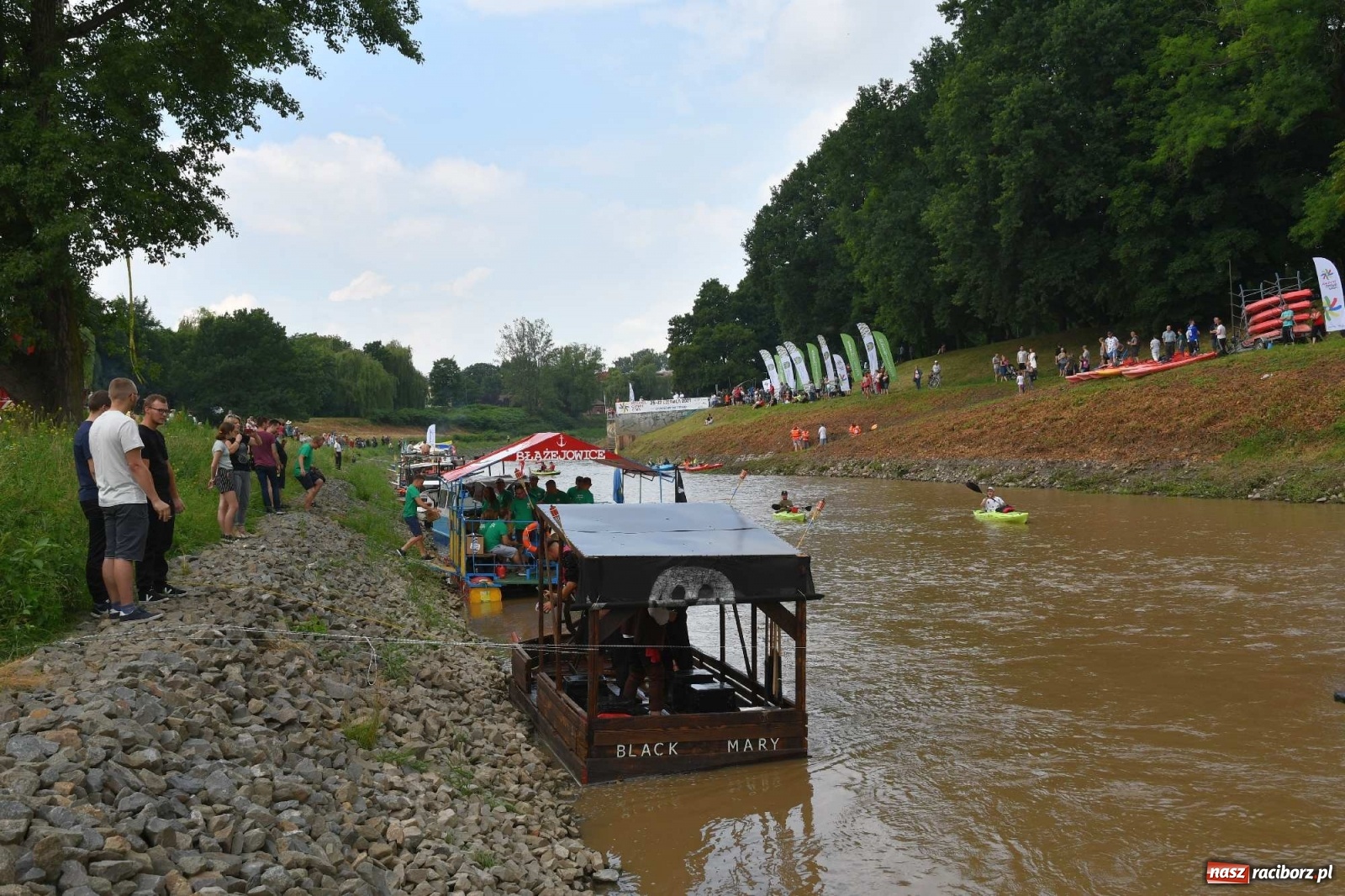 Zdjęcie w galerii na portalu naszraciborz.pl: Ahoj przygodo! Trzydzieści pływadeł ruszyło do Kędzierzyna-Koźla wiadomości z regionu