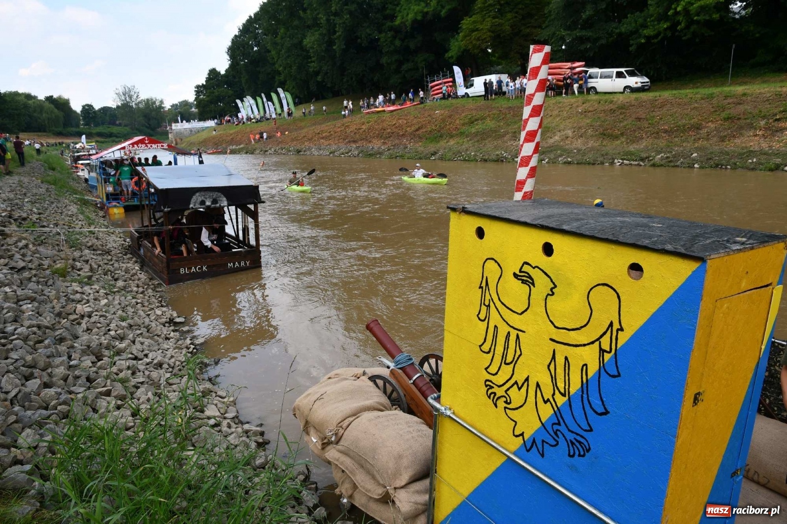 Zdjęcie w galerii na portalu naszraciborz.pl: Ahoj przygodo! Trzydzieści pływadeł ruszyło do Kędzierzyna-Koźla wiadomości z regionu