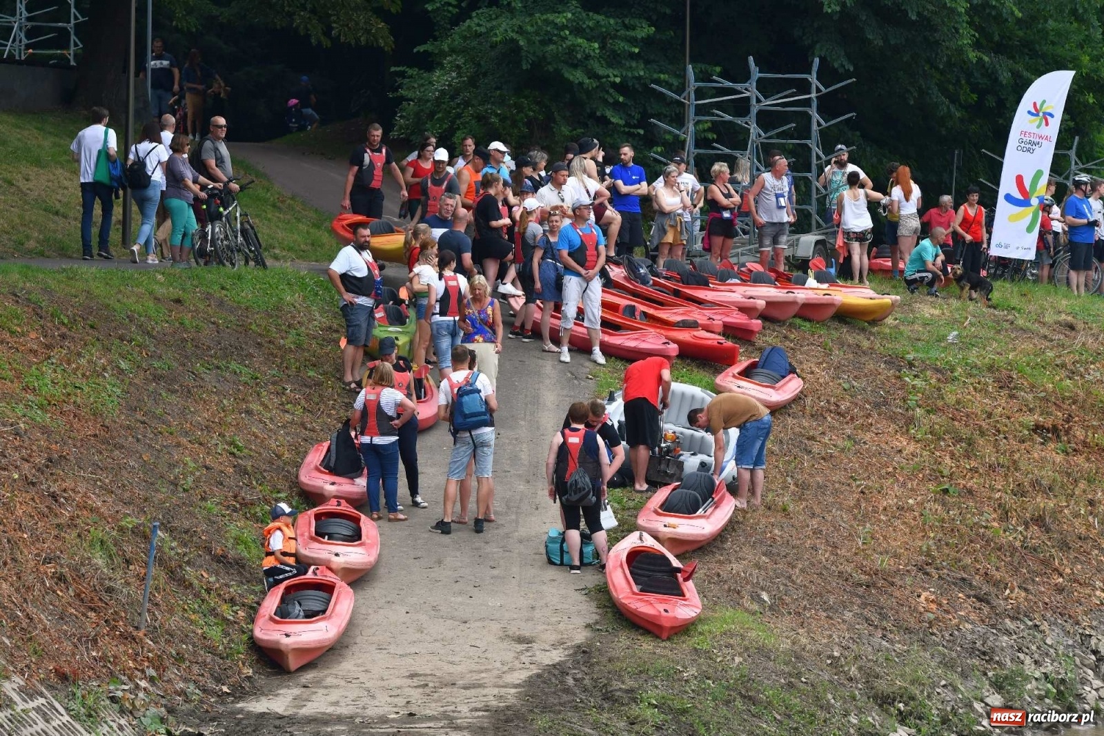 Zdjęcie w galerii na portalu naszraciborz.pl: Ahoj przygodo! Trzydzieści pływadeł ruszyło do Kędzierzyna-Koźla wiadomości z regionu