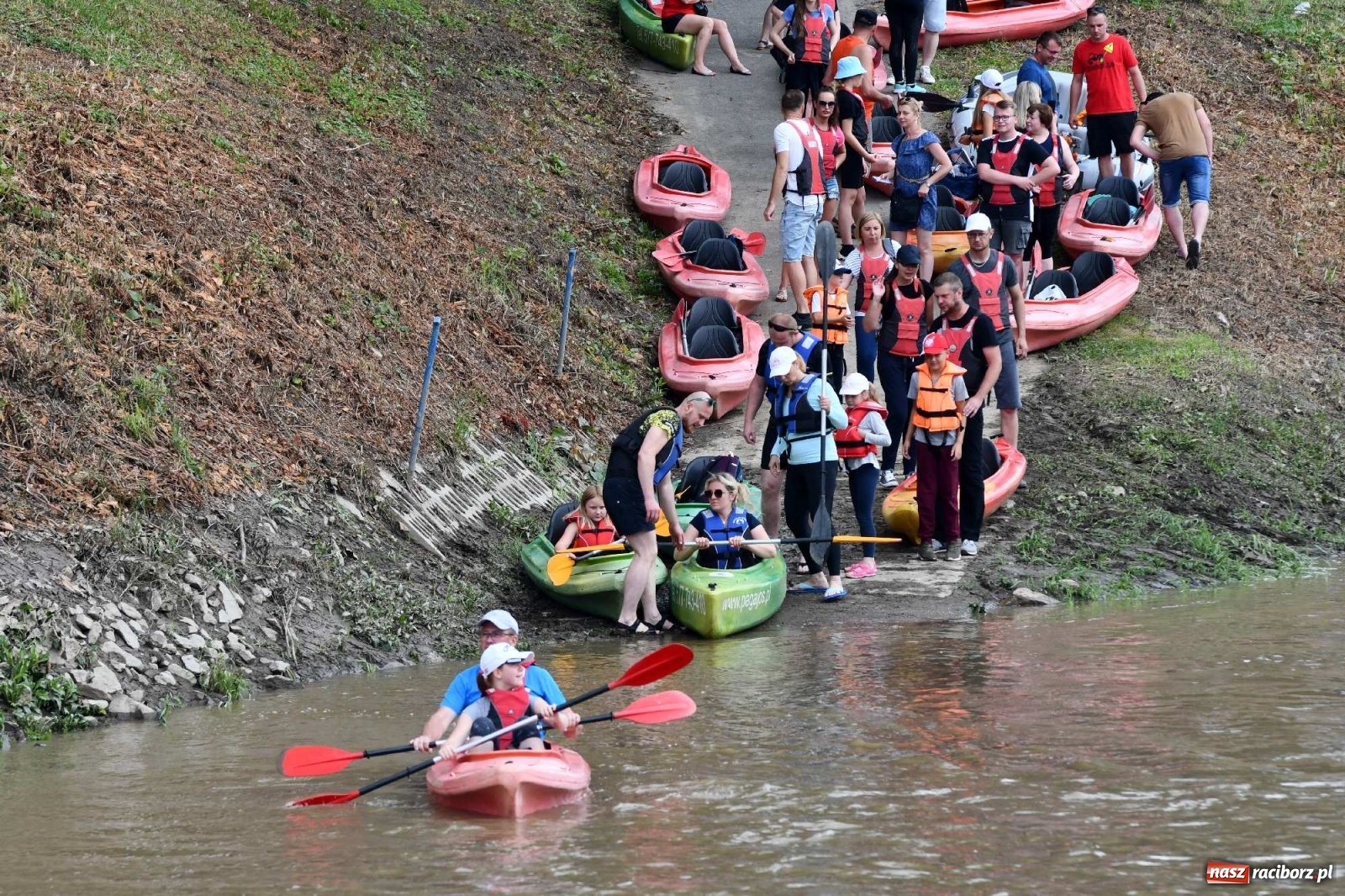 Zdjęcie w galerii na portalu naszraciborz.pl: Ahoj przygodo! Trzydzieści pływadeł ruszyło do Kędzierzyna-Koźla wiadomości z regionu