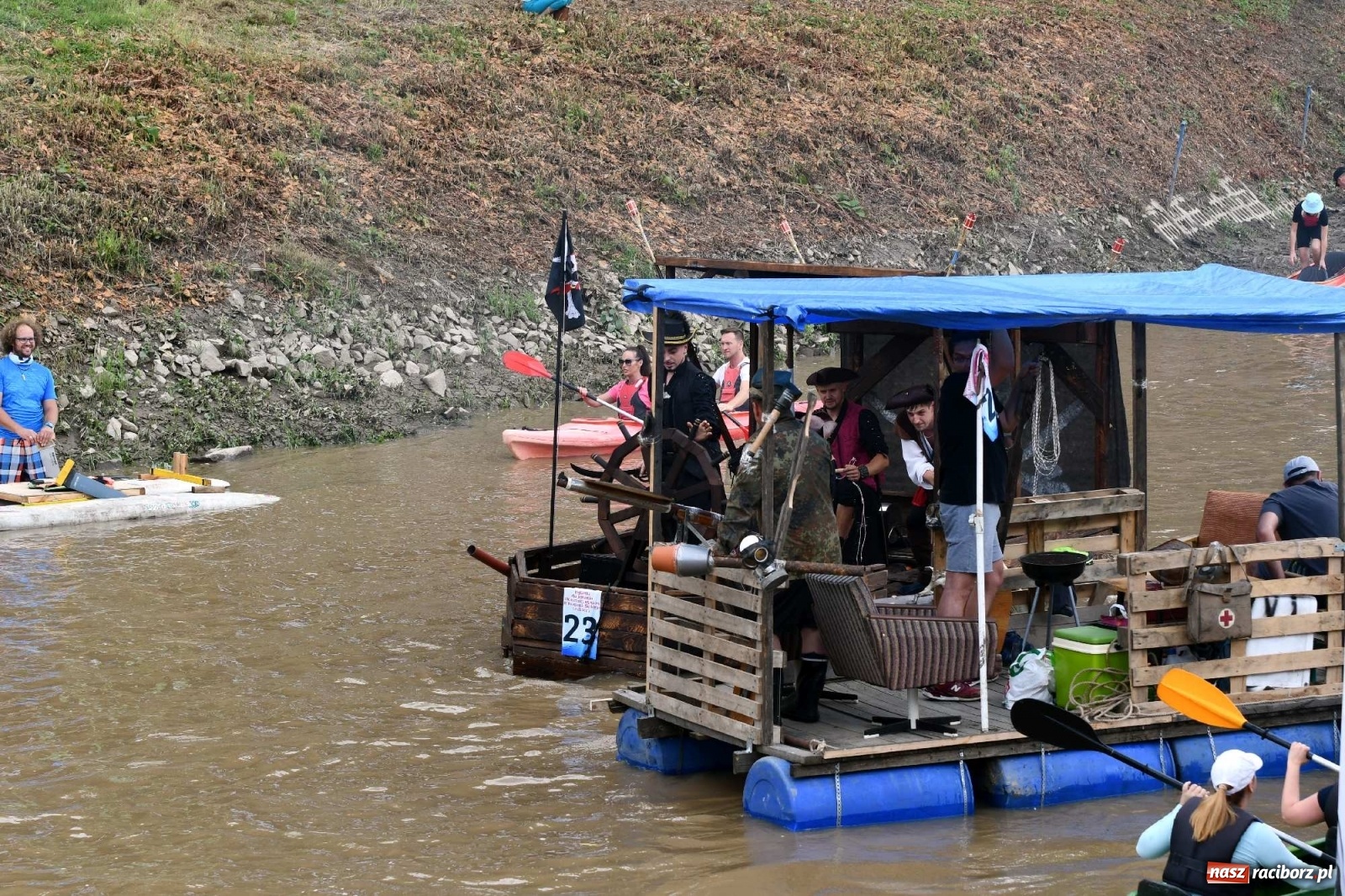 Zdjęcie w galerii na portalu naszraciborz.pl: Ahoj przygodo! Trzydzieści pływadeł ruszyło do Kędzierzyna-Koźla wiadomości z regionu