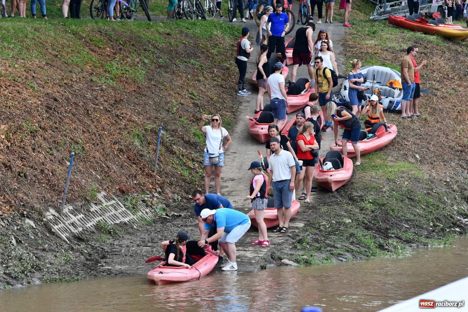 Zdjęcie w galerii na portalu naszraciborz.pl: Ahoj przygodo! Trzydzieści pływadeł ruszyło do Kędzierzyna-Koźla wiadomości z regionu