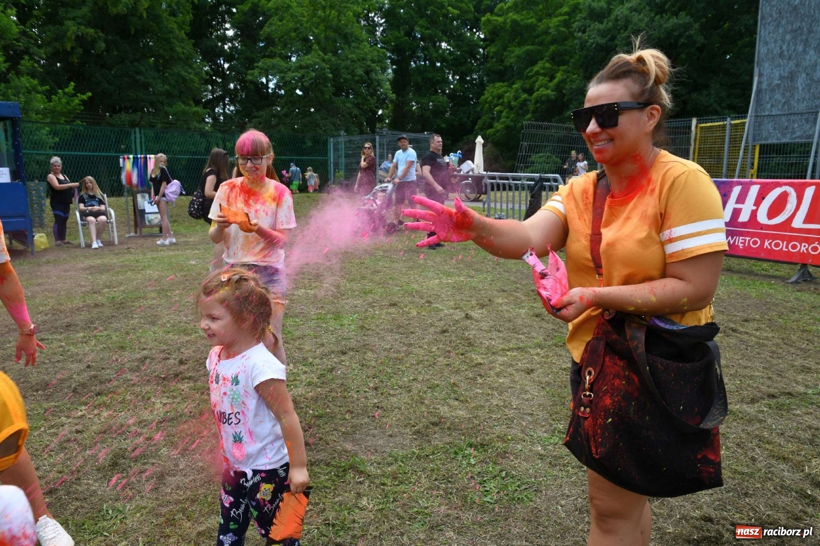 Zdjęcie w galerii na portalu naszraciborz.pl: Holi Święto Kolorów w Raciborzu wiadomości z regionu
