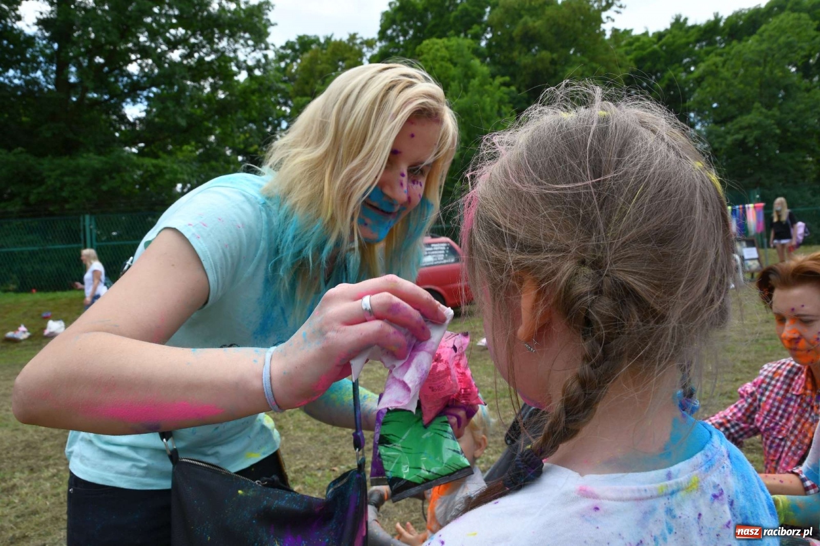 Zdjęcie w galerii na portalu naszraciborz.pl: Holi Święto Kolorów w Raciborzu wiadomości z regionu